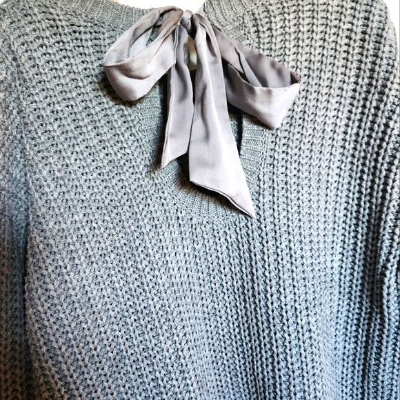 TORRID PLUS SIZE CABLE KNIT PULLOVER WITH KEYHOLE BACK WITH RIBBON TIE- SIZE 00 - Picture 7 of 8